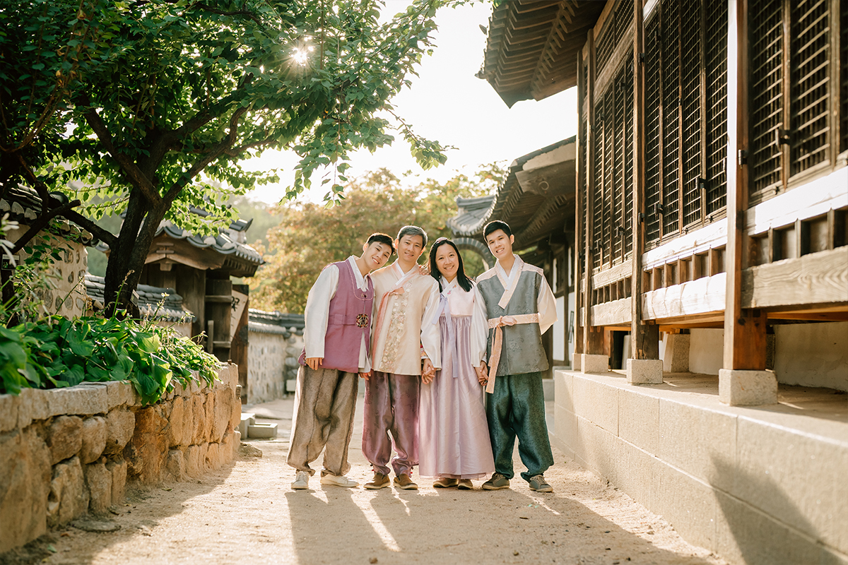 Korea Hanbok Family Photoshoot in Namsangol Hanok Village by Jungyeol on OneThreeOneFour 12