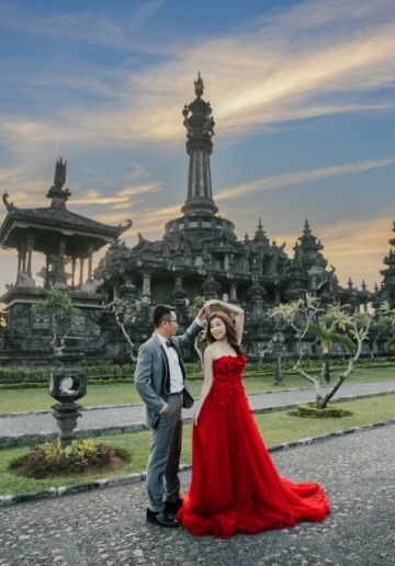 Bali Pre-wedding with Balinese Temple, Chapel and Mountain Scenes