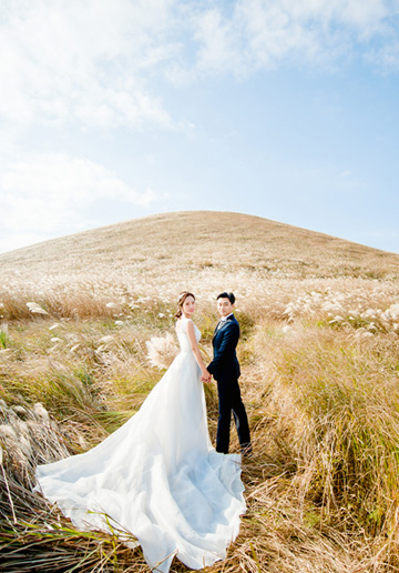 Korea Jeju Island Pre-Wedding Photoshoot With Silver Grass During Autumn 