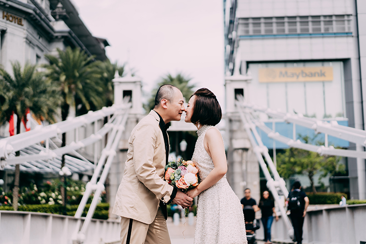 singapore wedding photoshoot Cavenagh Bridge