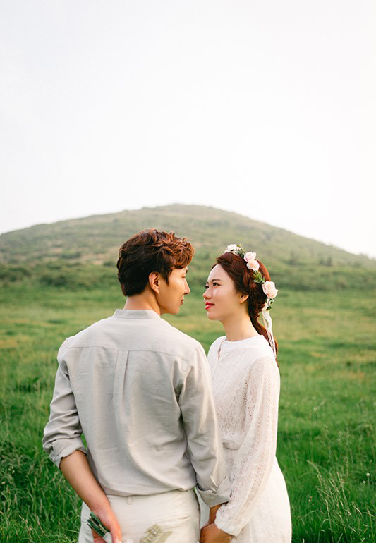 Korea Outdoor Pre-Wedding Photoshoot At Jeju Island with Buckwheat Flowers  by Gamsung   on OneThreeOneFour 22