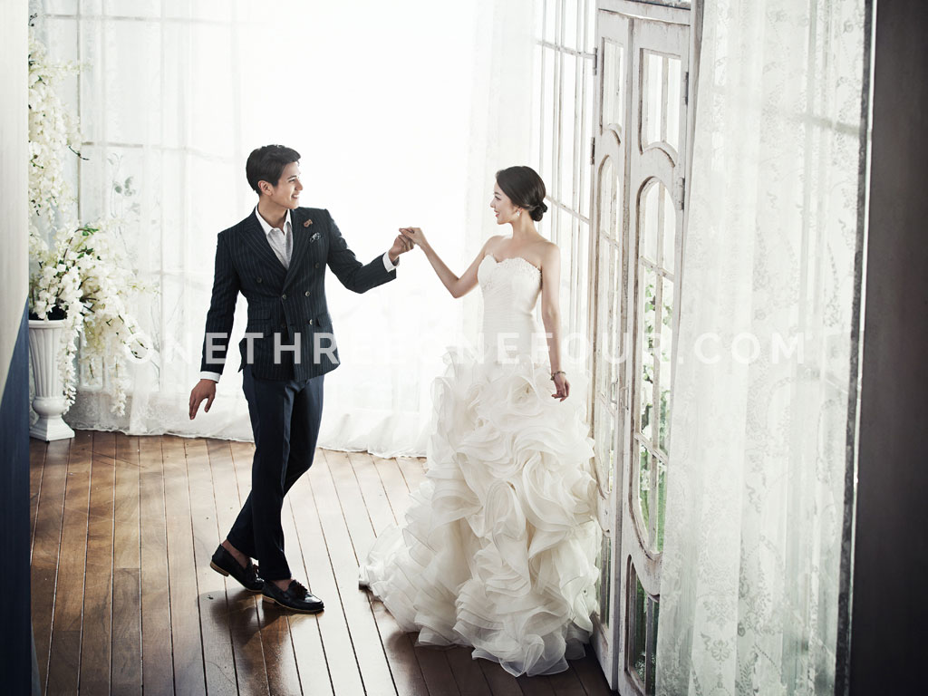 White | Korean Pre-wedding Photography by Pium Studio on OneThreeOneFour 16