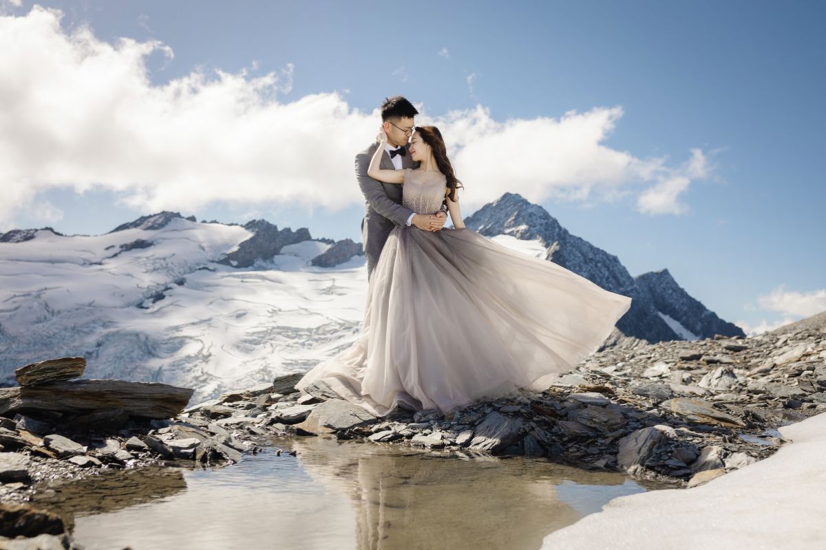 Enchanting Pre-Wedding Photoshoot in Queenstown, New Zealand: Vintage Car, White Horse, and Helicopter amidst Snow-Capped Mountains by Fei on OneThreeOneFour 13
