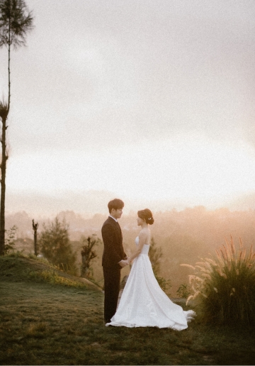 Bali Pre-Wedding Photoshoot with Mt . Batur, Tegenungan Waterfalls, and Twin Cliff Valley