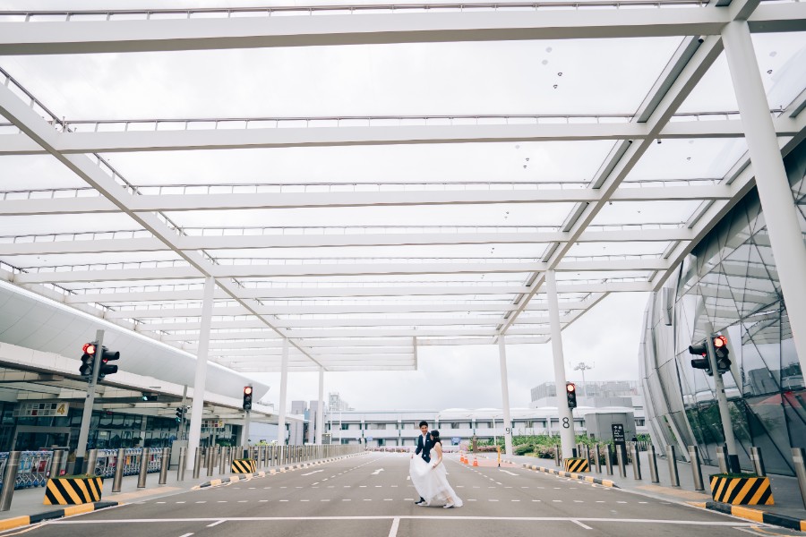 E&S: Modern pre-wedding at architectural wonder Changi Airport Jewel by Cheng on OneThreeOneFour 15