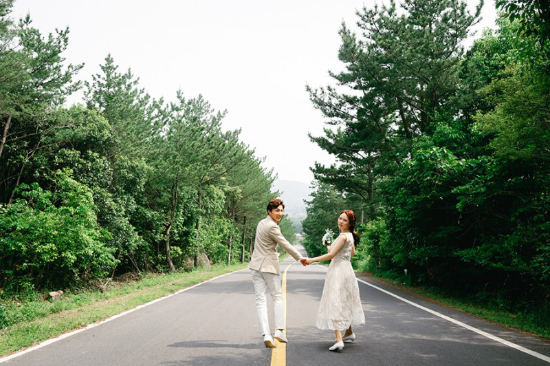 Korea Outdoor Pre-Wedding Photoshoot At Jeju Island with Buckwheat Flowers  by Gamsung   on OneThreeOneFour 8