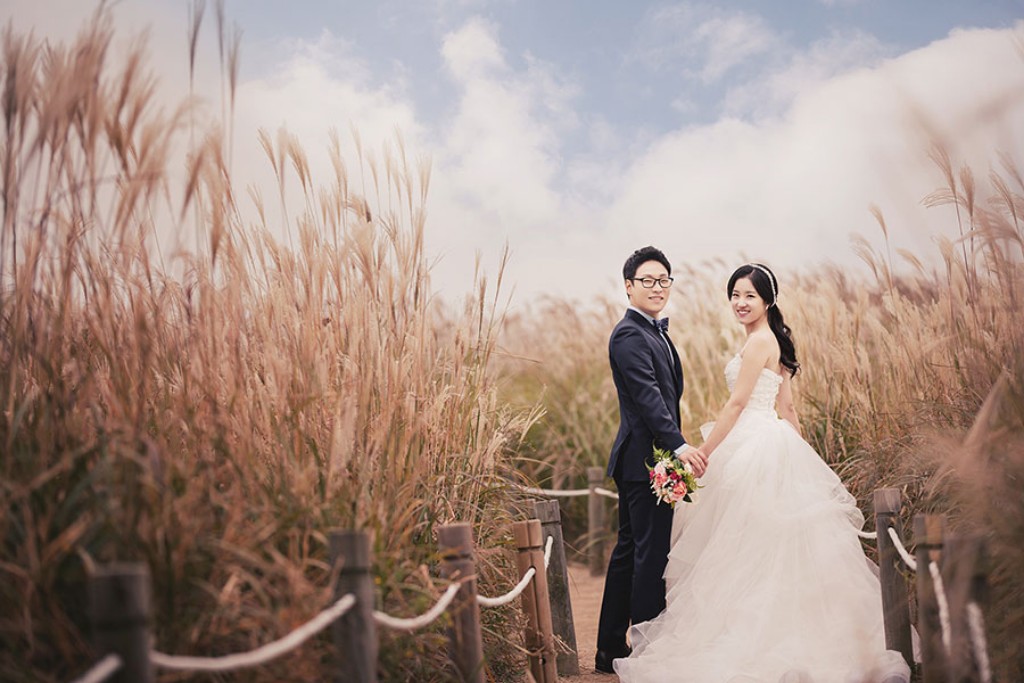 Korea Autumn Pre-Wedding Photoshoot At Seonyudo Park And Hanuel Park  by Junghoon  on OneThreeOneFour 23