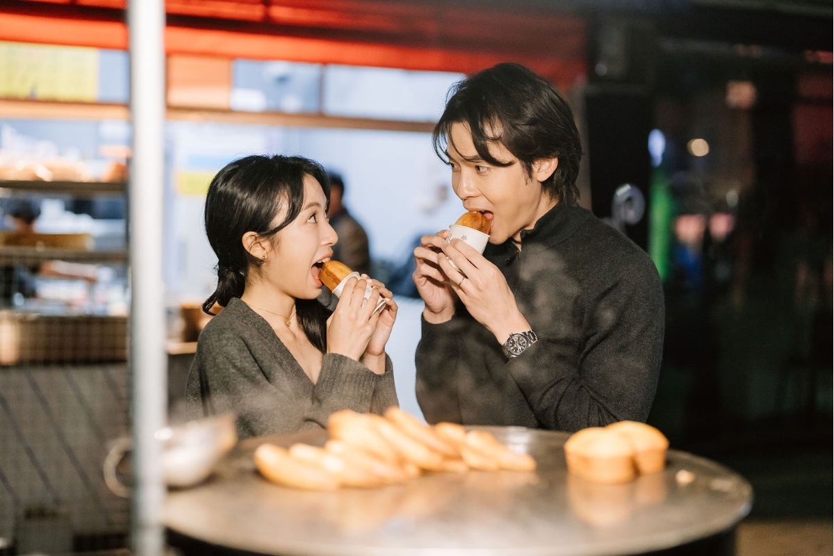 Seoul Autumn Pre-Wedding Photoshoot with Lotte World, Alpaca World, and Hongdae Streets by Jungyeol on OneThreeOneFour 27