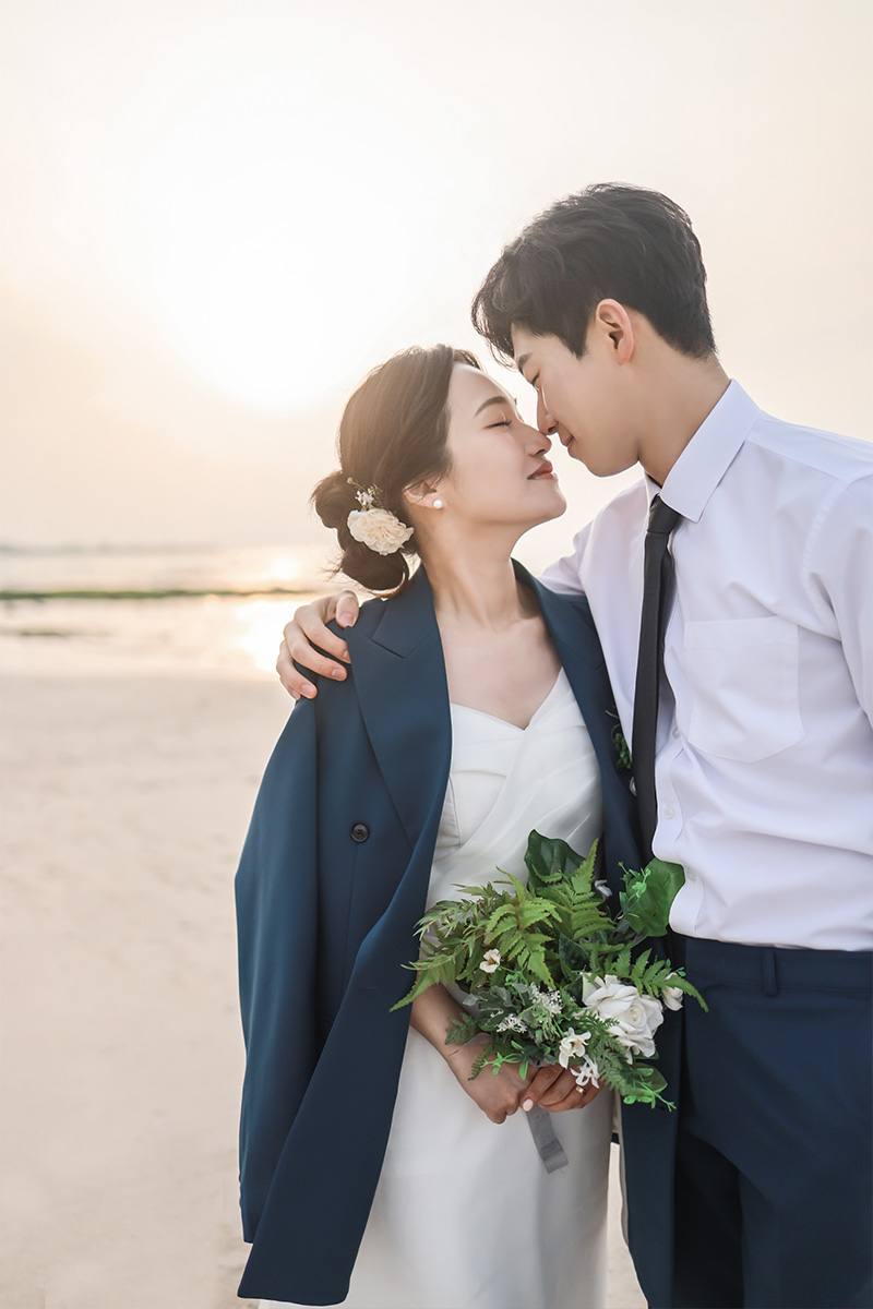Pre-Wedding Photoshoot in Jeju Island amidst Cherry Blossoms, Canola Flowers, and Beach in Spring by Byunghyun on OneThreeOneFour 9