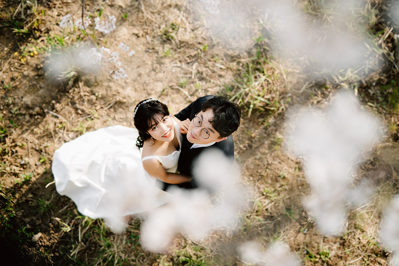 Cute Korea Pre-Wedding Photoshoot Under the Cherry Blossoms Trees by Jungyeol on OneThreeOneFour 7