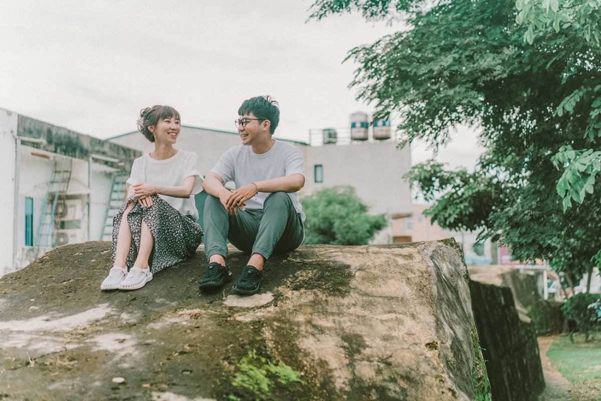 Taiwan Pre-Wedding Photoshoot Quiet Neighbourhood Rooftops Countryside Beach by  on OneThreeOneFour 15