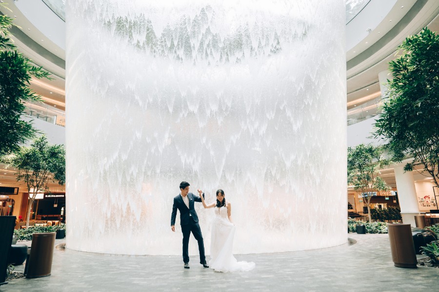 E&S: Modern pre-wedding at architectural wonder Changi Airport Jewel by Cheng on OneThreeOneFour 3