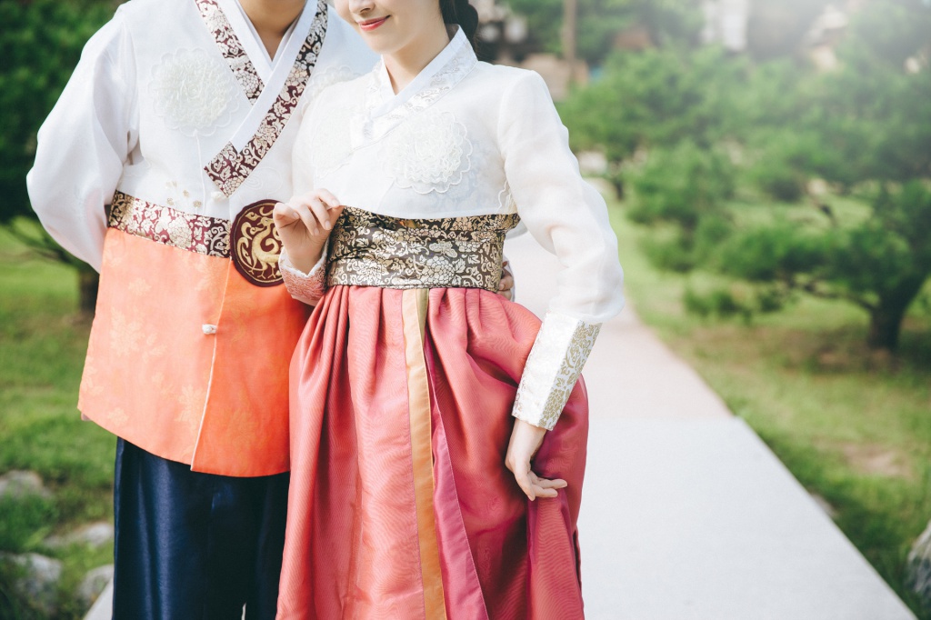 Traditional Hanbok Couple Shoot At Dream Forest, Korea by Jungyeol on OneThreeOneFour 4