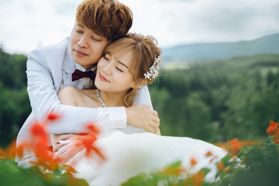 Romantic Summer Escape: Anthony & Gracie's Pre-Wedding Photoshoot in Hokkaido's Lavender Fields and Blue Ponds by Kuma on OneThreeOneFour 8