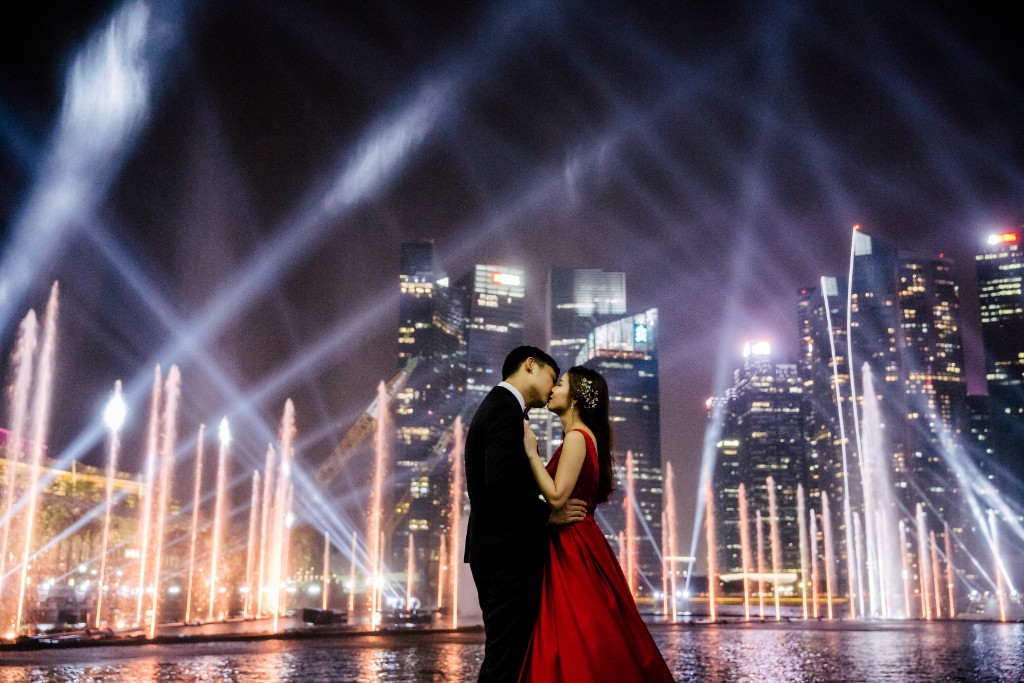 Singapore Pre-Wedding Photography - Japanese Couple Pre-Wedding Night Photoshoot at MBS by Cheng on OneThreeOneFour 29