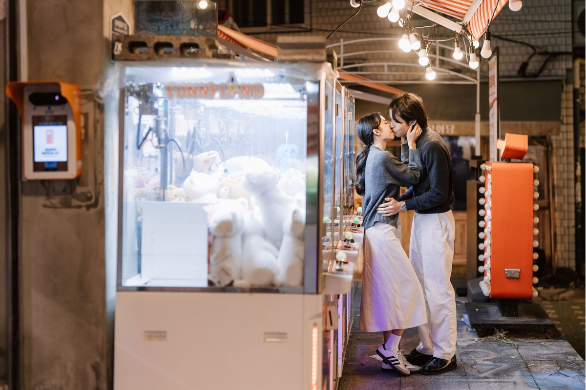 Seoul Autumn Pre-Wedding Photoshoot with Lotte World, Alpaca World, and Hongdae Streets by Jungyeol on OneThreeOneFour 32