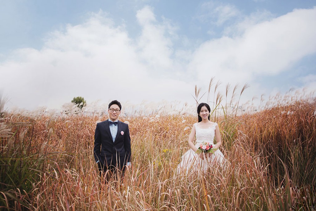 Korea Autumn Pre-Wedding Photoshoot At Seonyudo Park And Hanuel Park  by Junghoon  on OneThreeOneFour 19
