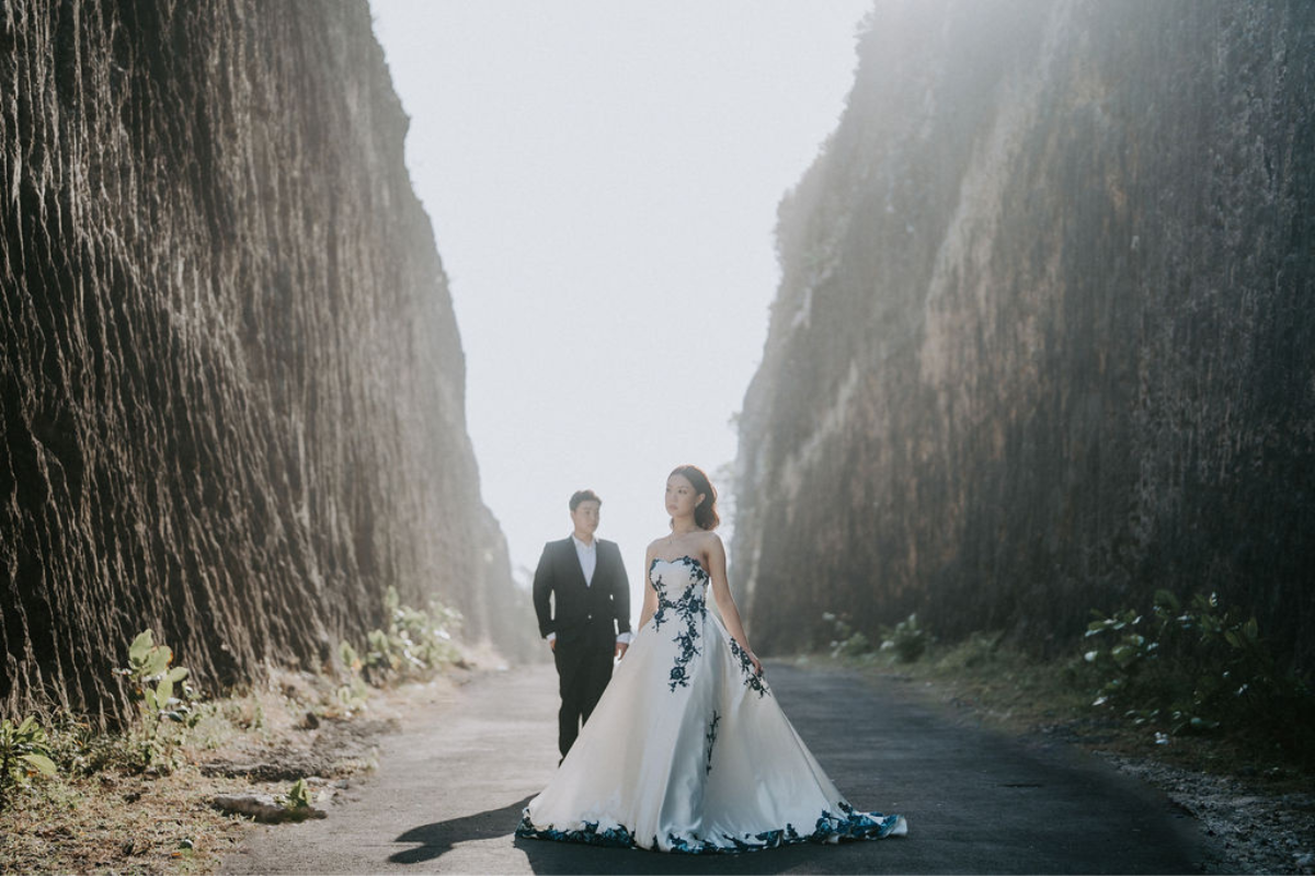 巴厘岛巴都尔火山熔岩地、布兰辛加瀑布、双峭谷和梅拉斯蒂海滩的婚前摄影拍摄  by Cahya on OneThreeOneFour 27