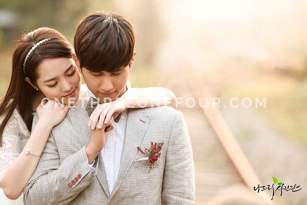 Korean Studio Pre-Wedding Photography: Autumn (Outdoor) by Nadri Studio on OneThreeOneFour 34