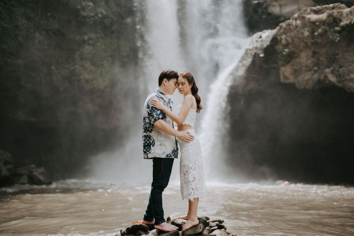 巴厘岛巴都尔火山熔岩地、布兰辛加瀑布、双峭谷和梅拉斯蒂海滩的婚前摄影拍摄  by Cahya on OneThreeOneFour 21
