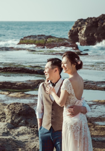 Taiwan Pre-Wedding Photography Package: Photoshoot At Cafe Streets And Coastal Beach 