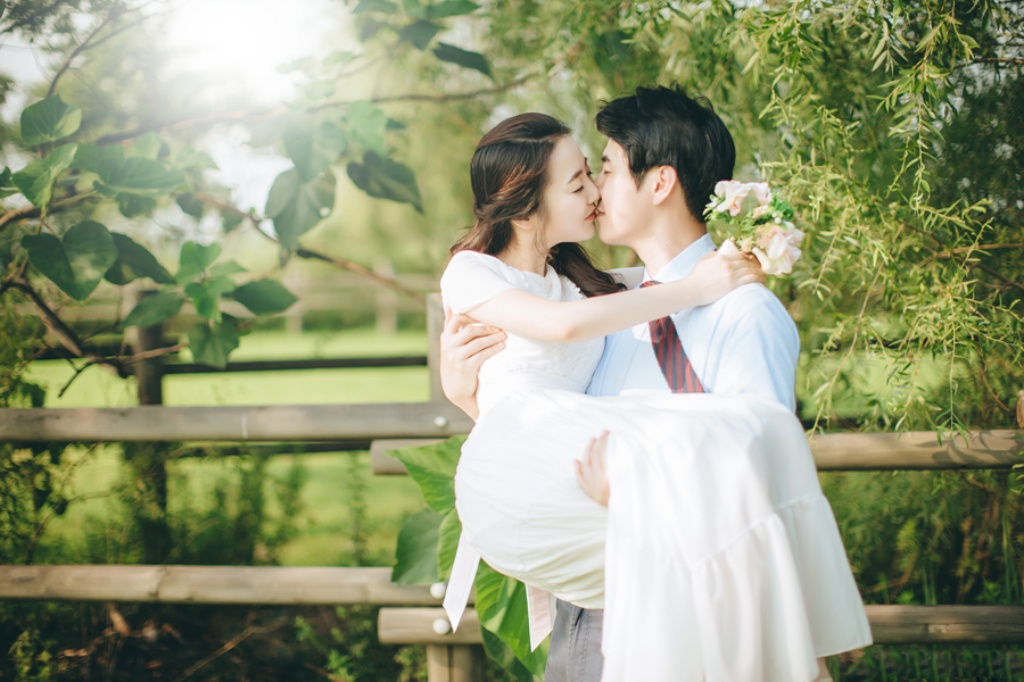 Korea Couple Pre-Wedding Photoshoot At Noeul Park, Seoul by Jungyeol on OneThreeOneFour 9