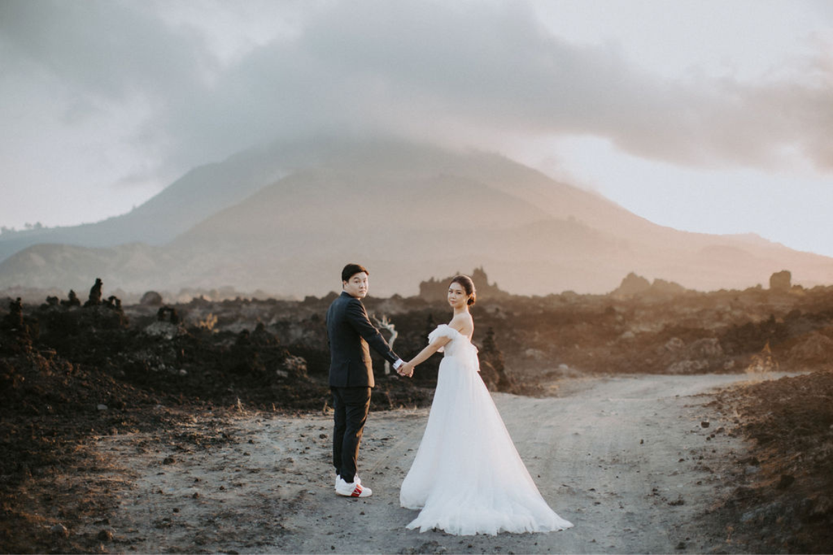 巴厘岛巴都尔火山熔岩地、布兰辛加瀑布、双峭谷和梅拉斯蒂海滩的婚前摄影拍摄  by Cahya on OneThreeOneFour 1