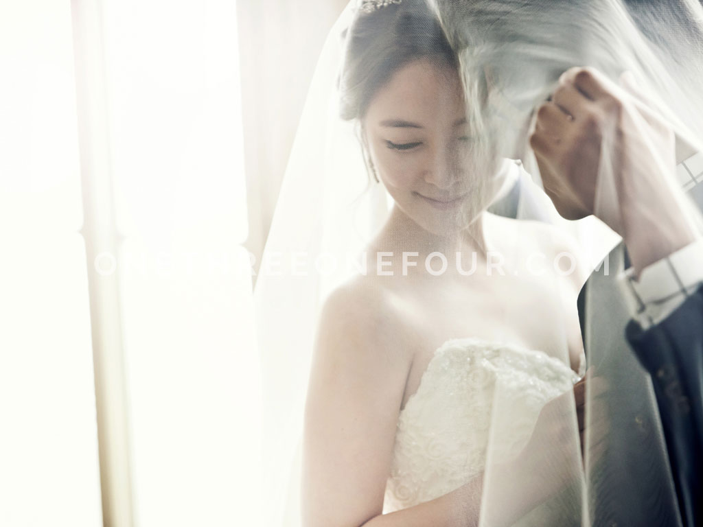 White | Korean Pre-wedding Photography by Pium Studio on OneThreeOneFour 3