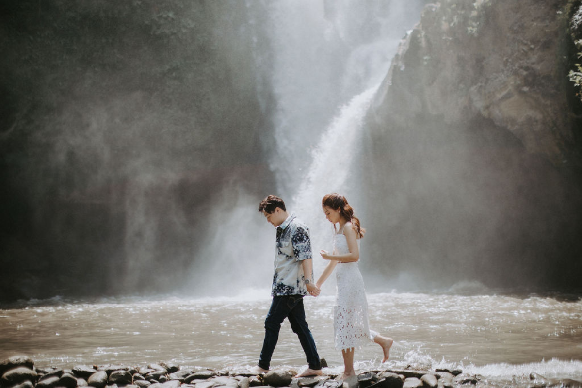 巴厘岛巴都尔火山熔岩地、布兰辛加瀑布、双峭谷和梅拉斯蒂海滩的婚前摄影拍摄  by Cahya on OneThreeOneFour 25