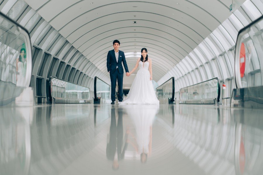 E&S: Modern pre-wedding at architectural wonder Changi Airport Jewel by Cheng on OneThreeOneFour 2