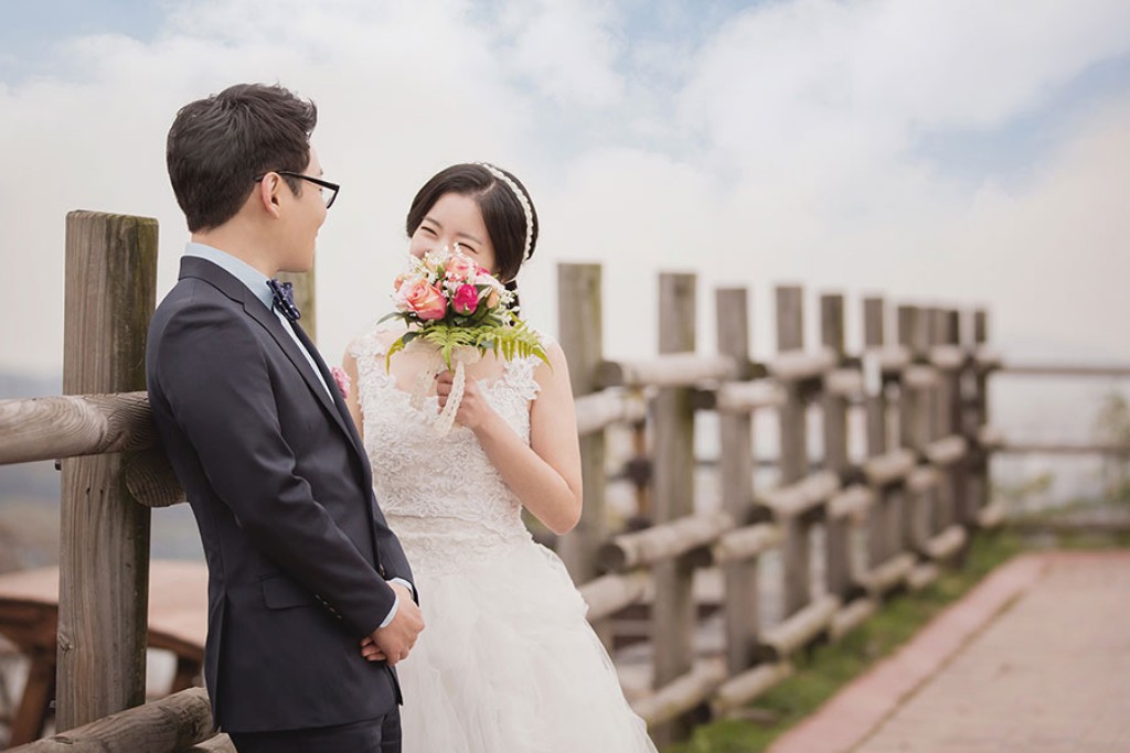 Korea Autumn Pre-Wedding Photoshoot At Seonyudo Park And Hanuel Park  by Junghoon  on OneThreeOneFour 20