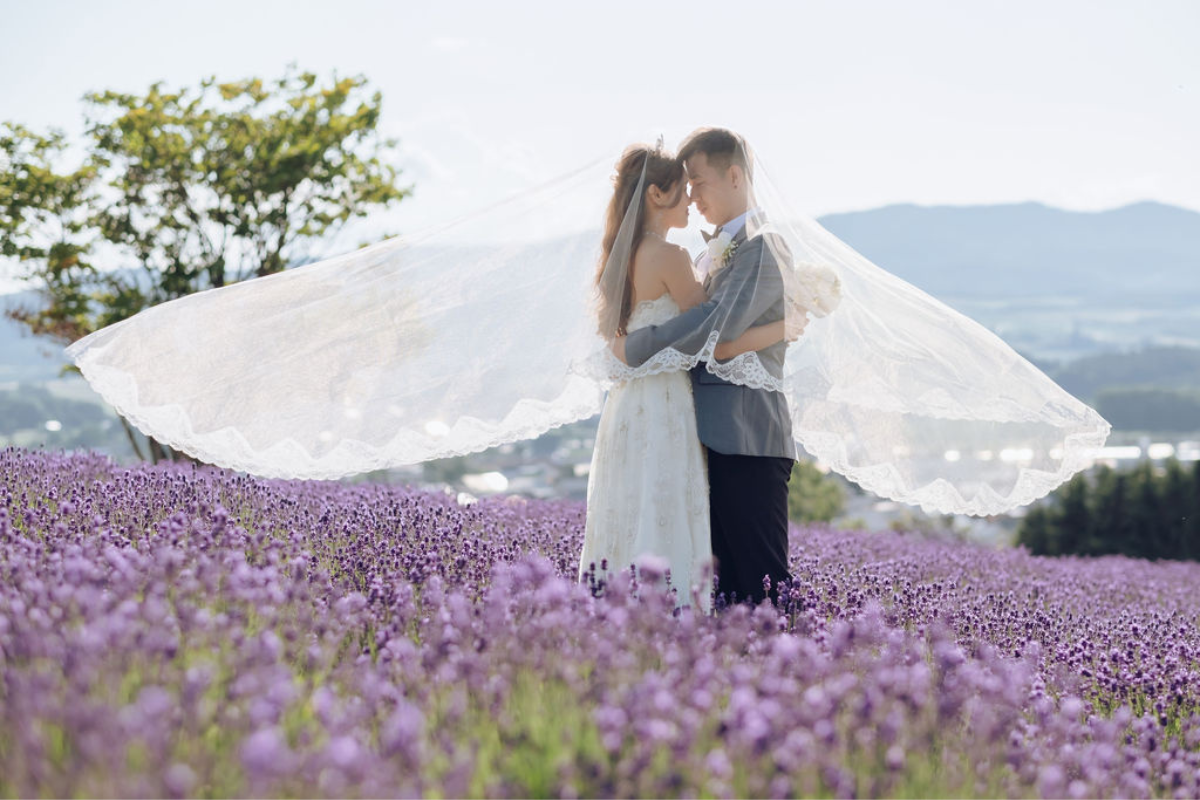 北海道婚前拍攝在夏季花季期間進行，包括動漫鐵軌、日出公園和四季彩之丘 by Kuma on OneThreeOneFour 18