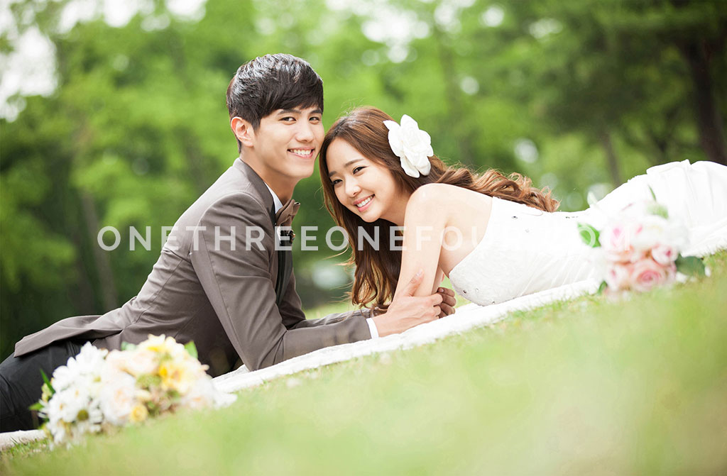 [AUTUMN] Korean Studio Pre-Wedding Photography: Seonyudo Park (선유도 공원)  (Outdoor) by The Face Studio on OneThreeOneFour 39
