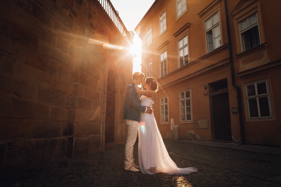 Prague Pre-Wedding Photoshoot At Old Town Square And Charles Bridge  by Nika  on OneThreeOneFour 11
