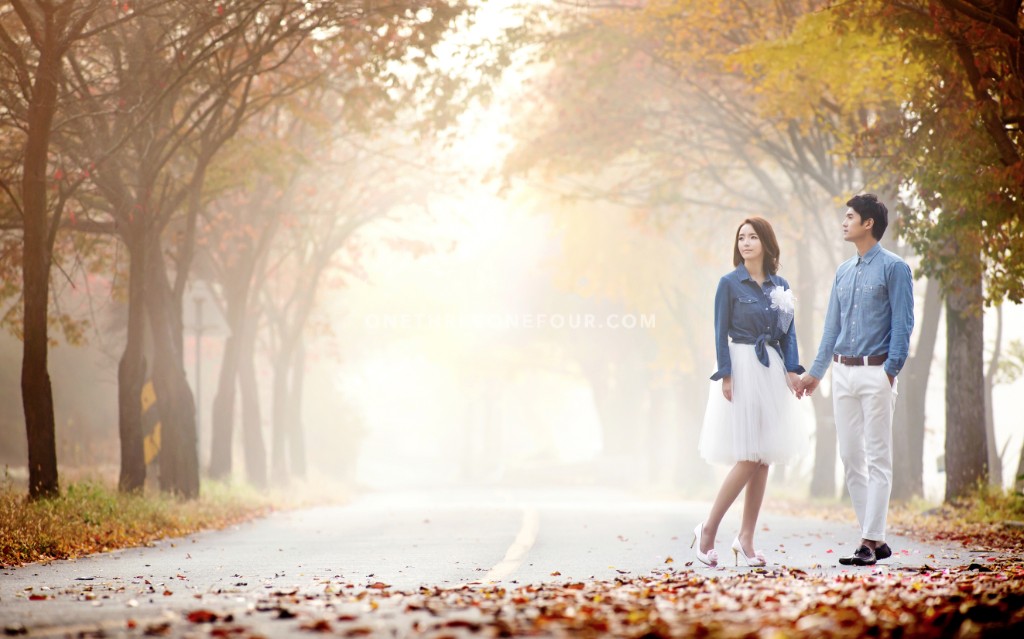 Korean Outdoor Pre-Wedding Photography in Autumn with Yellow and Red Maple Leaves by ePhoto Essay Studio on OneThreeOneFour 0