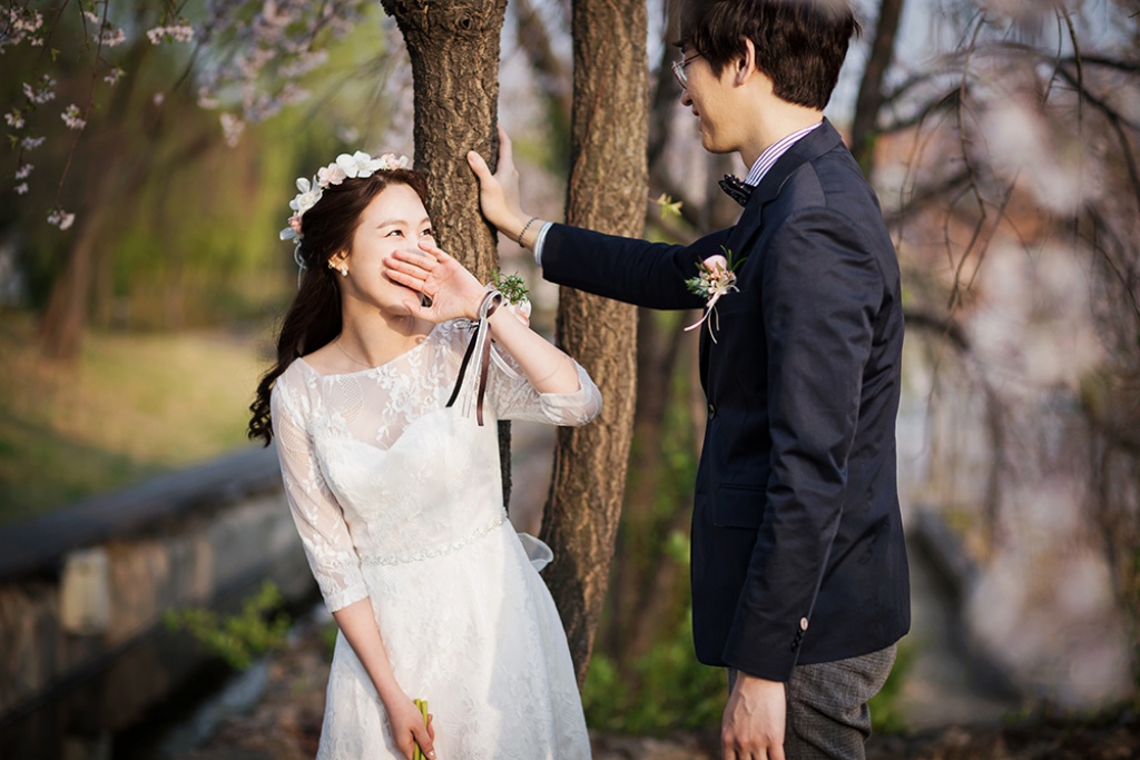 Korea Cherry Blossom Pre-Wedding Photoshoot At Seonyundo Park by Junghoon on OneThreeOneFour 11
