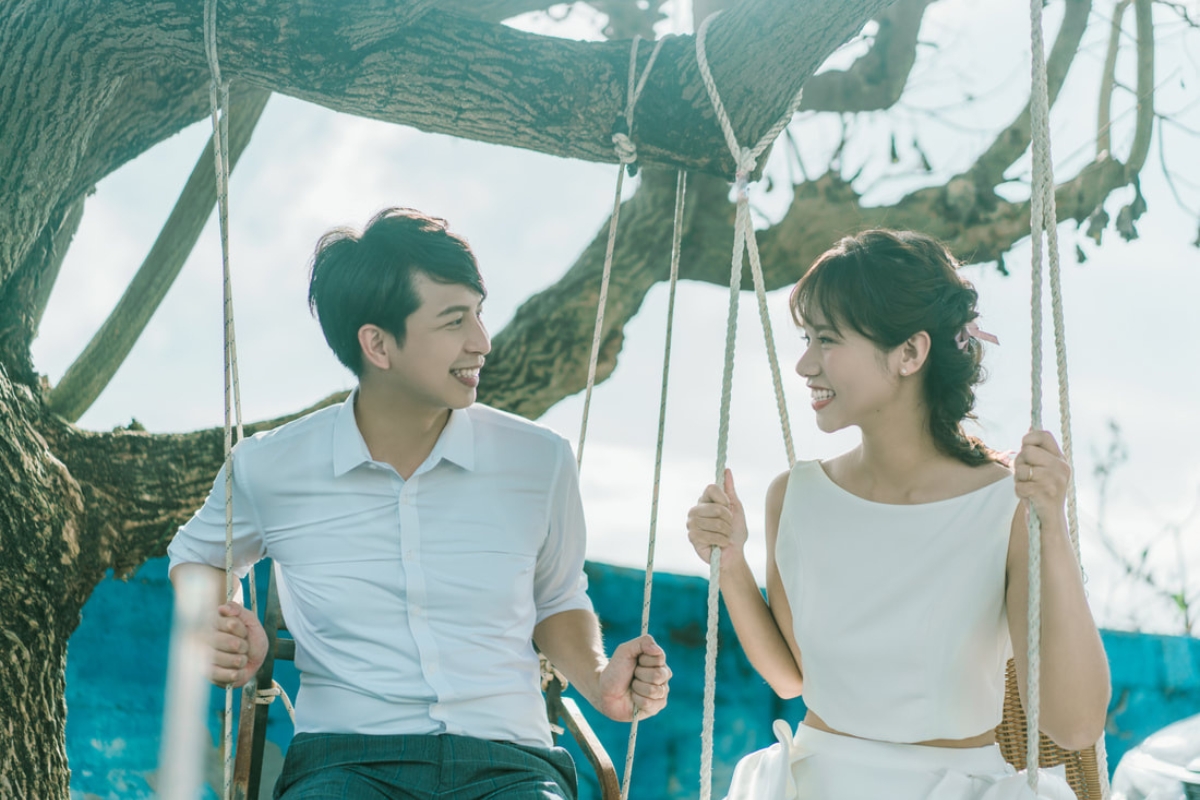 Taiwan Pre-Wedding Photoshoot Quaint Neighborhood Lush Green Hills Beach Romantic Getaway by  on OneThreeOneFour 8