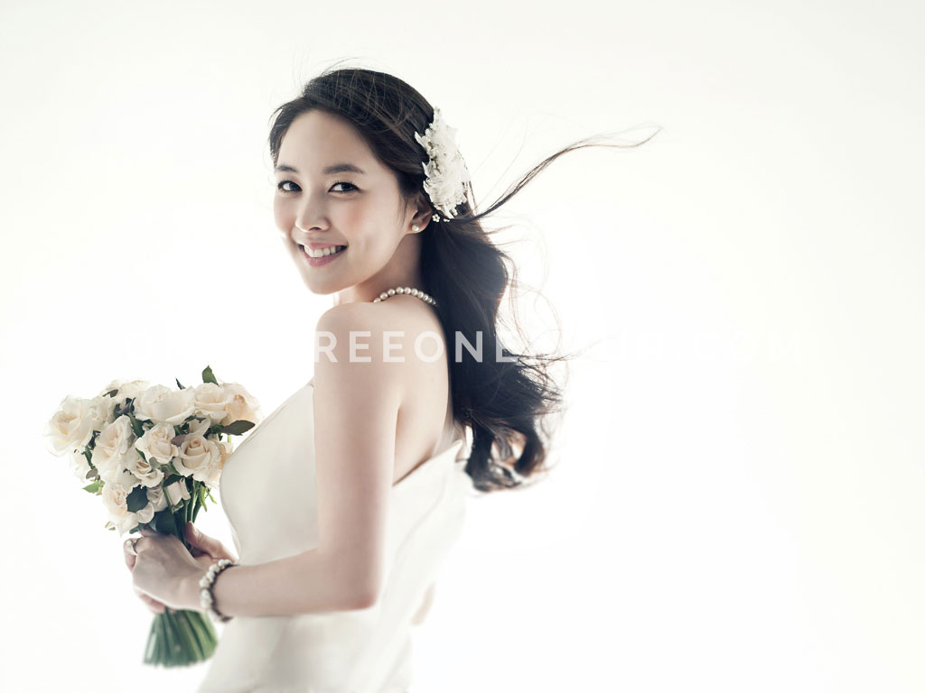 White | Korean Pre-wedding Photography by Pium Studio on OneThreeOneFour 6