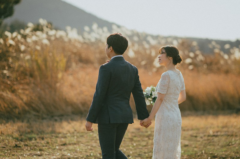 Korea Outdoor PreWedding Photoshoot At Jeju Island During Winter by Gamsung  on OneThreeOneFour 9