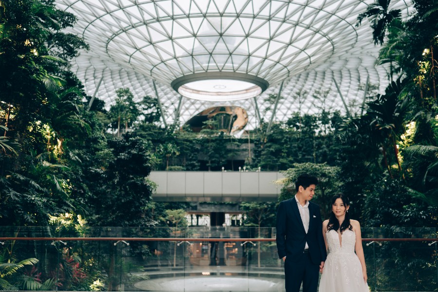 E&S: Modern pre-wedding at architectural wonder Changi Airport Jewel by Cheng on OneThreeOneFour 13