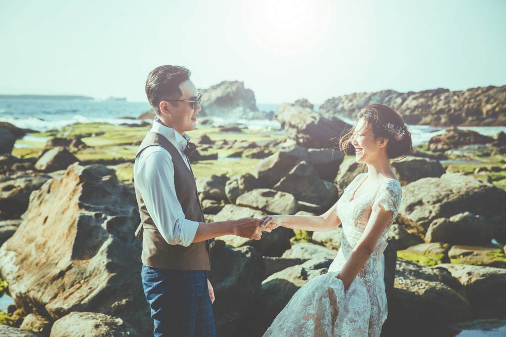 Taiwan Pre-Wedding Photography Package: Photoshoot At Cafe Streets And Coastal Beach  by Doukou on OneThreeOneFour 8
