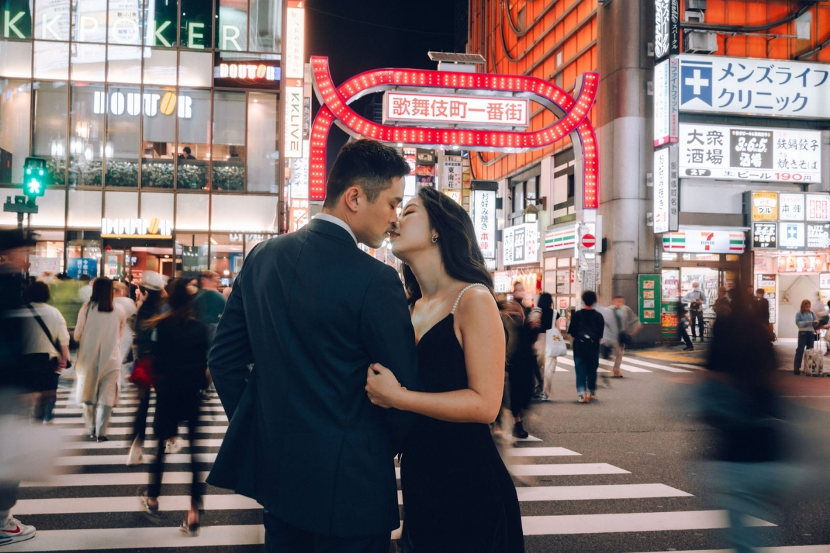 Tokyo Pre-Wedding Photoshoot with Chureito Pagoda, Lake Kawaguchiko, and Shinjuku by Dahe on OneThreeOneFour 39