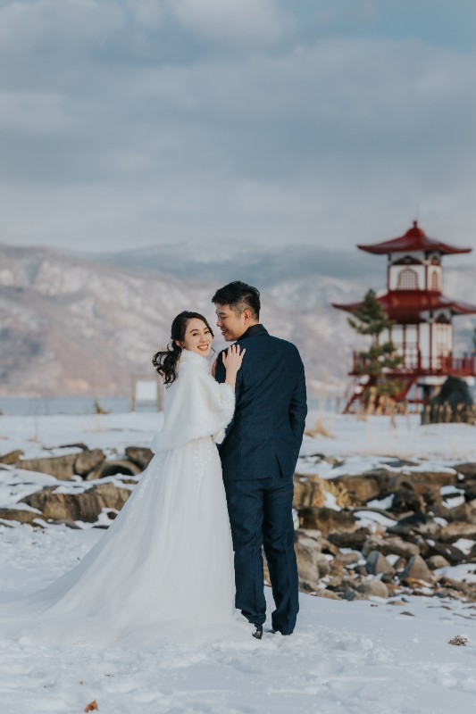 V & B: Magical snowy pre-wedding in Hokkaido at Lake Toya and Mt Yotei by Kuma on OneThreeOneFour 15