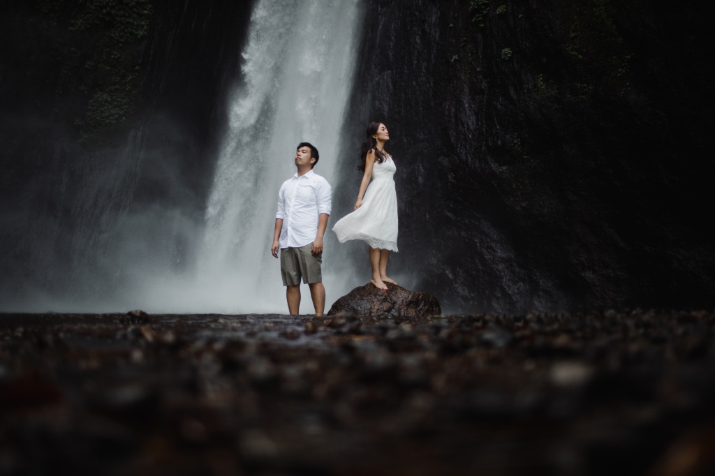 峇里島婚紗拍攝 - Tamblingan湖泊和大石岩石懸崖 by Hendra  on OneThreeOneFour 13