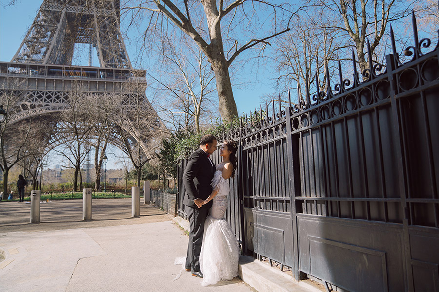 Paris Pre-Wedding Photoshoot with Eiﬀel Tower, Louvre Museum & Arc de Triomphe by Vin on OneThreeOneFour 10