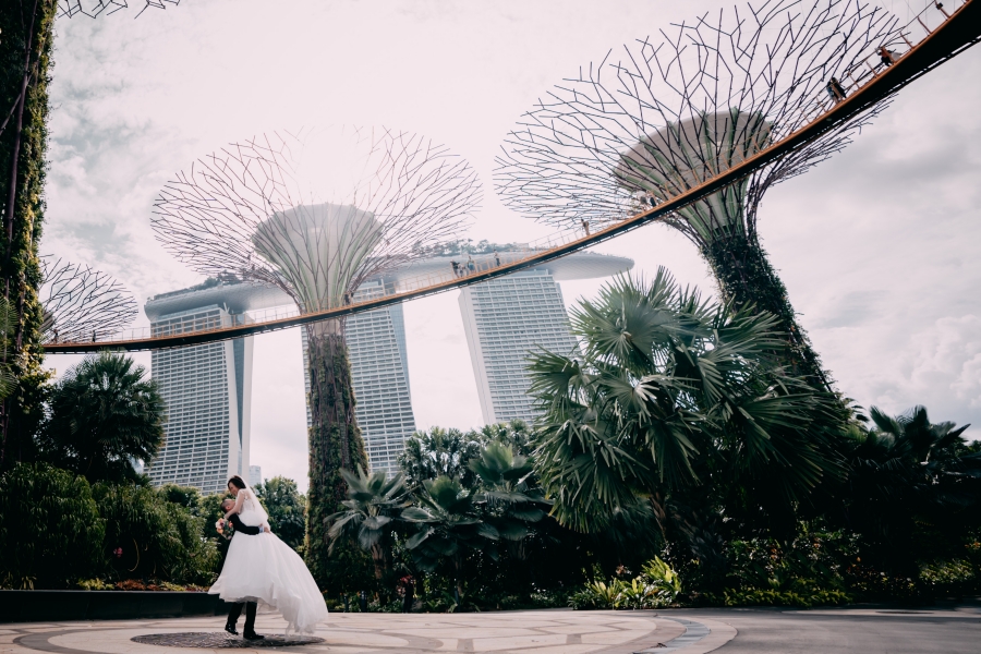 Singapore Pre-Wedding Photoshoot At Gardens By The Bay, Marina Barrage and Fullerton Hotel by Michael  on OneThreeOneFour 9