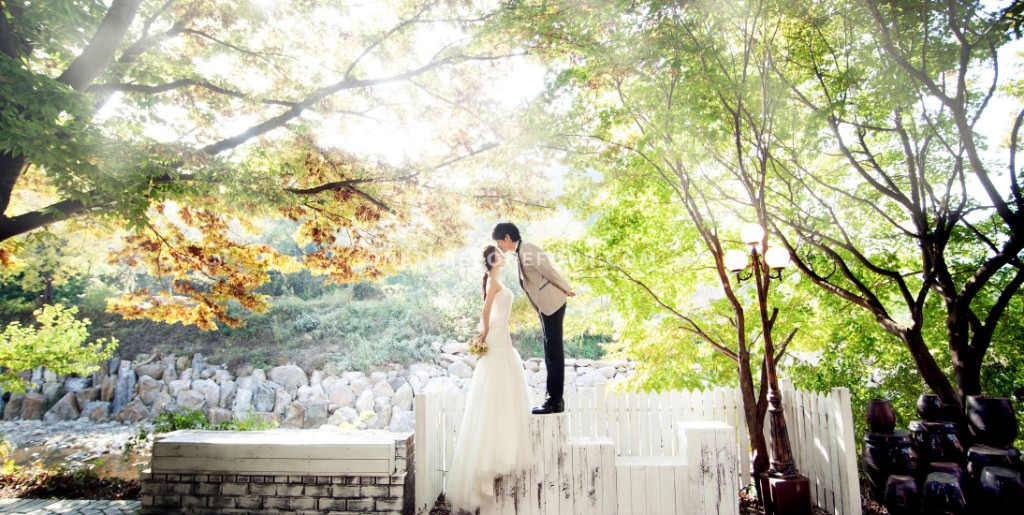 Korean Outdoor Pre-Wedding Photography in Autumn with Yellow and Red Maple Leaves by ePhoto Essay Studio on OneThreeOneFour 7