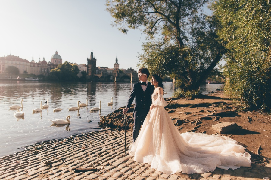 Czech Republic Prague Prewedding photoshoot at Old Town Square by Nika on OneThreeOneFour 13