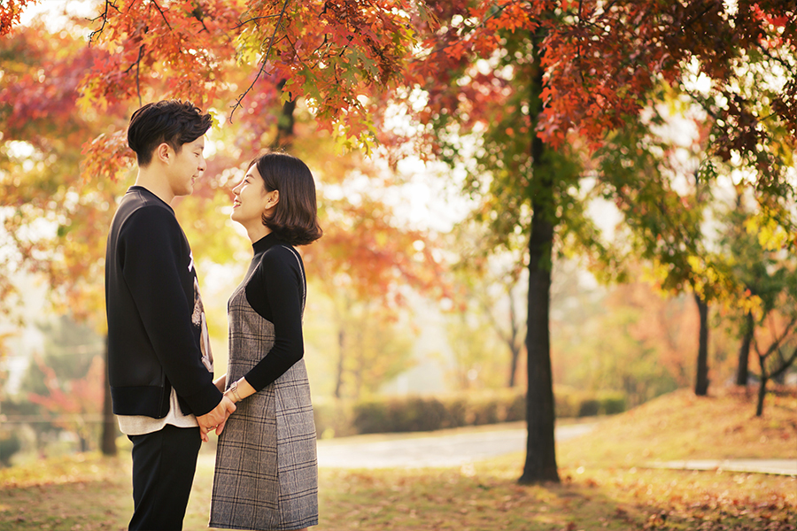 Korea Autumn Casual Couple Photoshoot At Songdo Central Park  by Junghoon on OneThreeOneFour 1