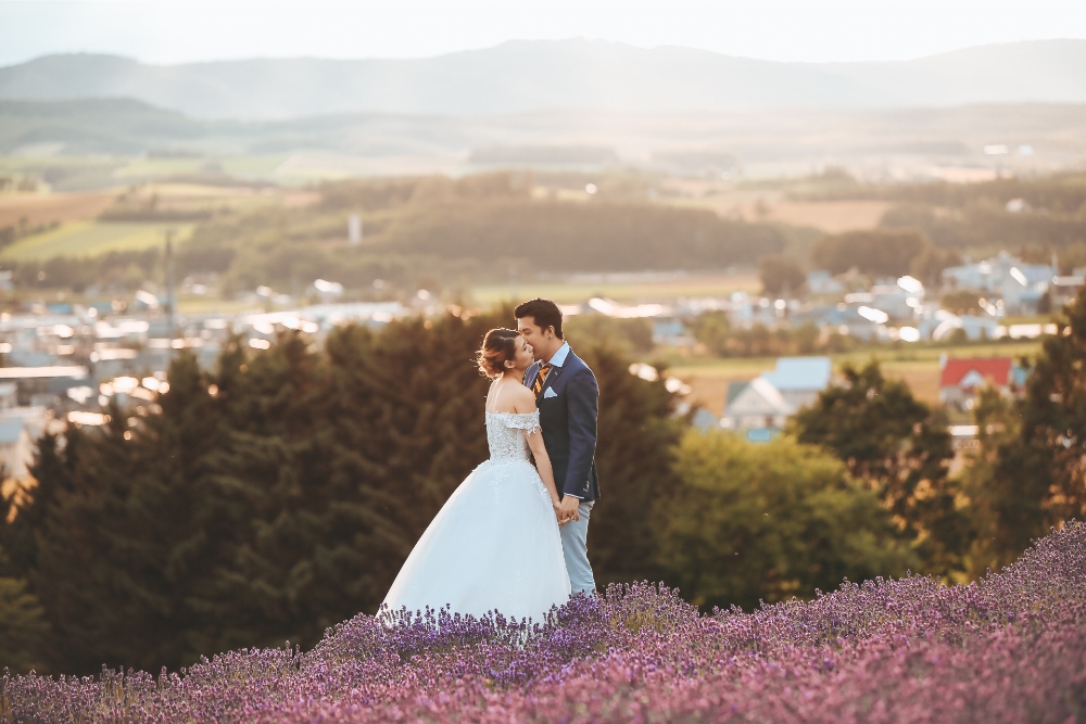 Hokkaido Pre-Wedding Photographer: Summer Photoshoot At Shikisai No Oka Alpaca Farm And Hinode Park Lavender Field by Kouta on OneThreeOneFour 31